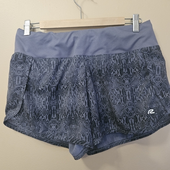 Road Runner Sports Women's Size L Gray Shorts Snake Skin Lining Back Pocket - Picture 1 of 6